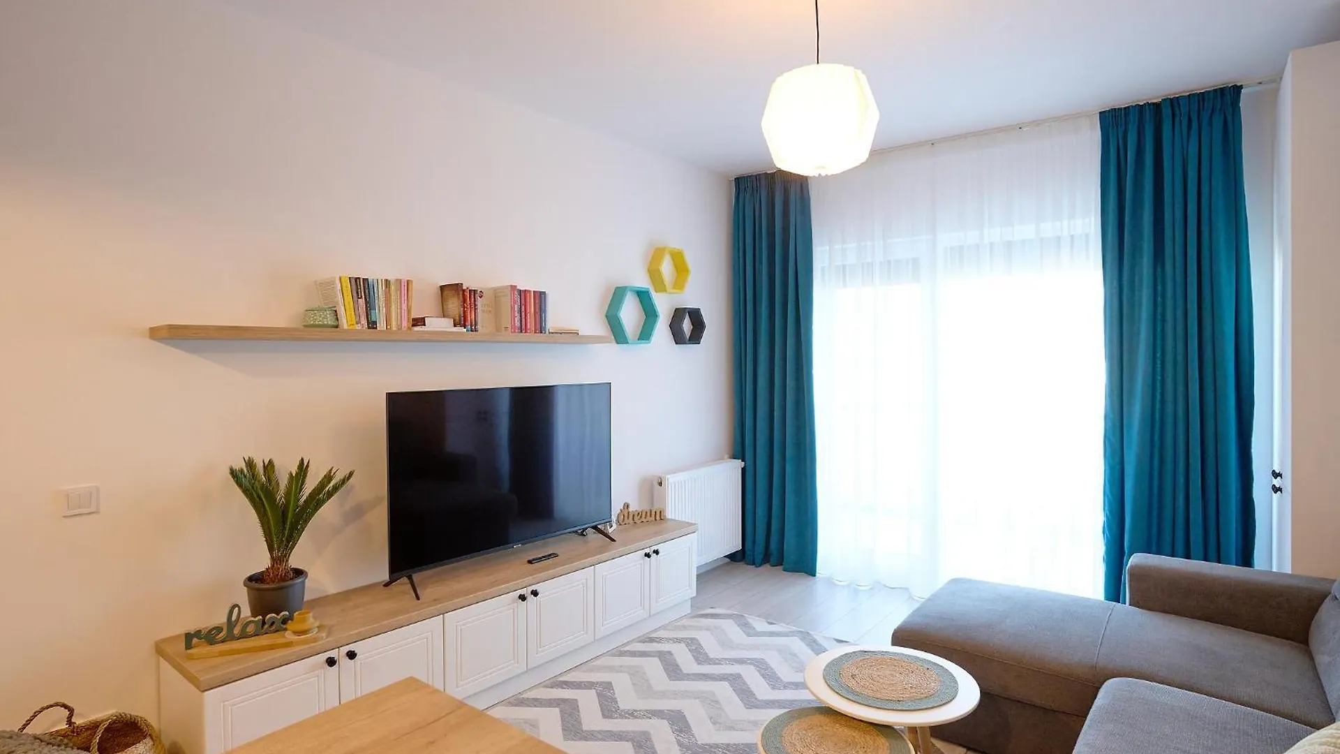 Moon Plaza Deluxe Studios Bucharest 0*,  Romania